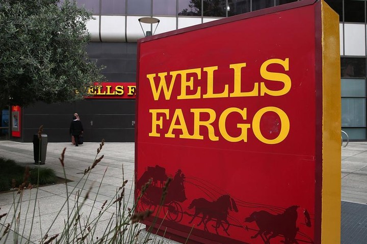 كتابة E-mail بالانكليزية الي بنك WELLS FARGO لحل بعض المشاكل علي حساب بنكي.