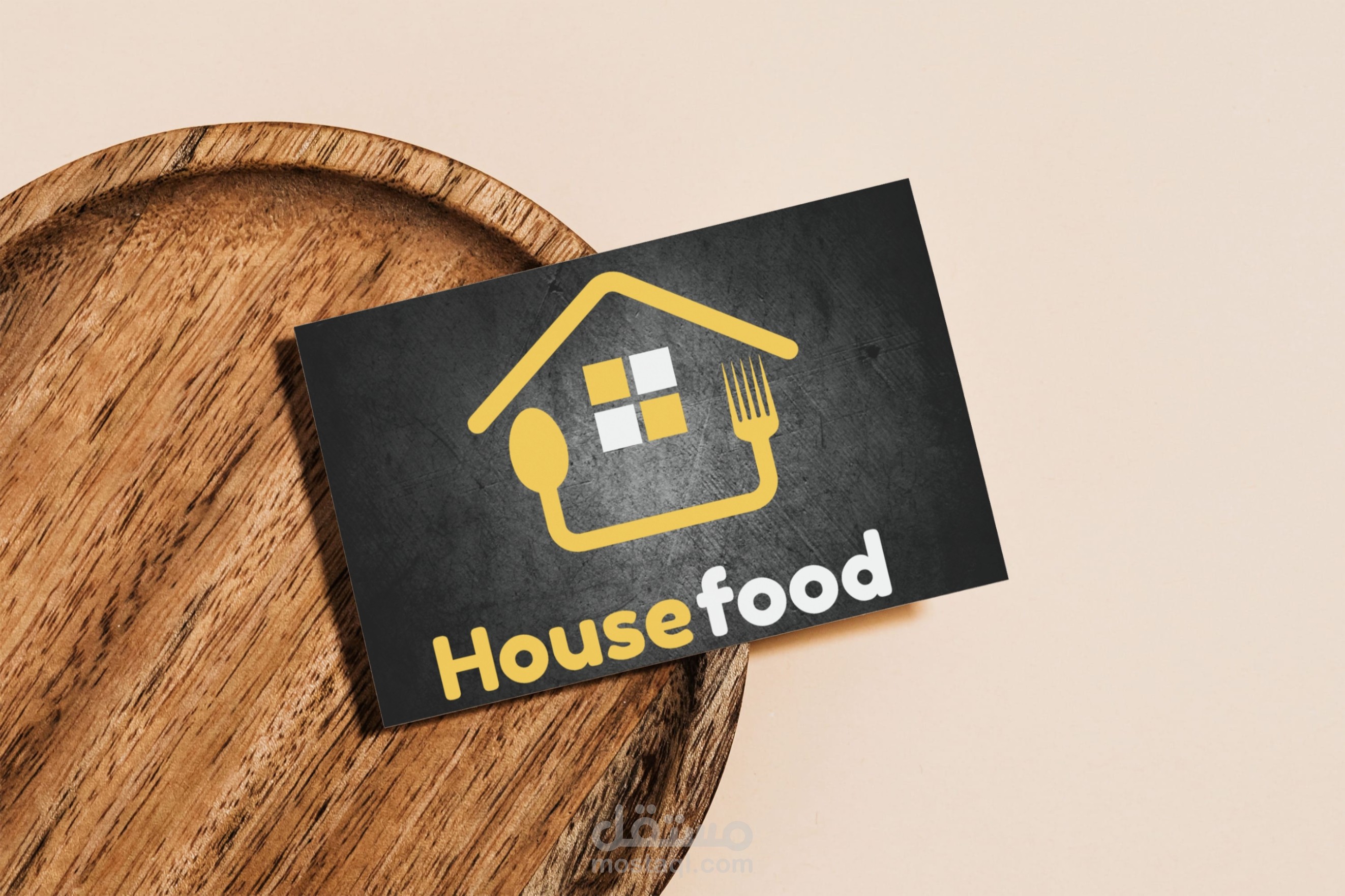 تصميم mockup وشعار لمطعم بأسم house food