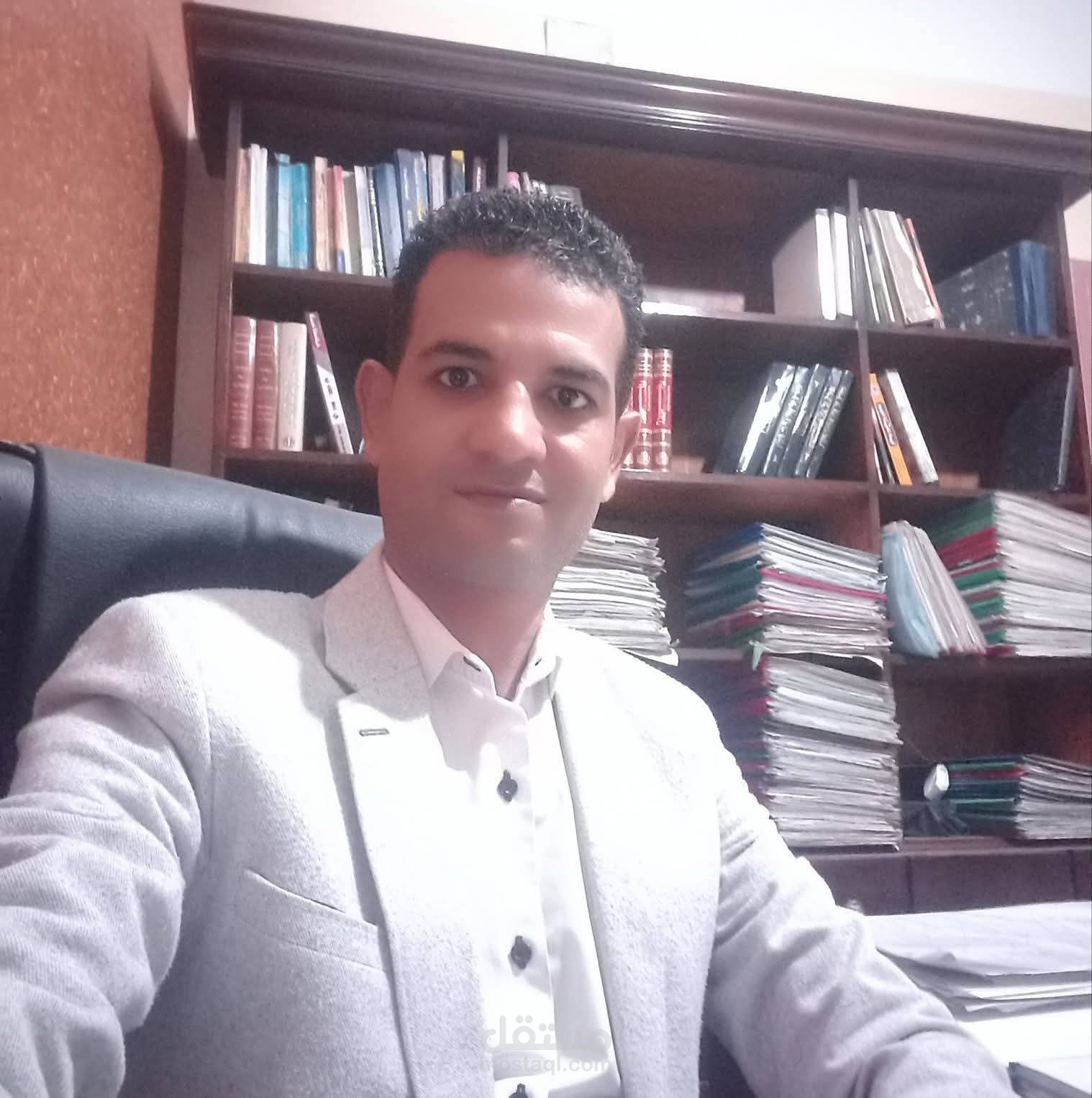 محامٍ بخبرة قانونية تتجاوز 15 عامًا يقدم خدمات احترافية في صياغة العقود، إعداد الدعاوى والمذكرات، وتقديم الاستشارات القانونية بدقة واحترافية تامة.