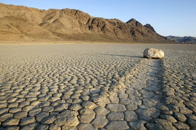 Researsh about : The Moving Rocks of Death Valley