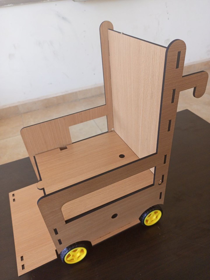 تصميم نموذج كرسي متحرك لذوي الاحتياجات الخاصة يتم التحكم فيه من خلال إيماءات الرأس