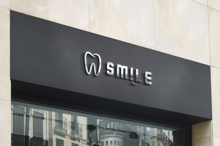 لوغو بسيط لعيادة جراحة أسنان بإسم Smile