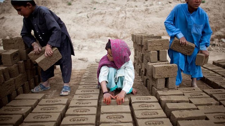 " عمالة الأطفال وأسبابها ومخاطرها وكيفية الحد منها" The children working, the reasons, risks, and how we can stoop it""