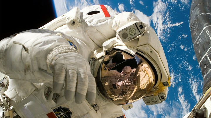 صقور تغزو الفضاء: تاريخ موجز لرحلاتنا خارج الأرض
