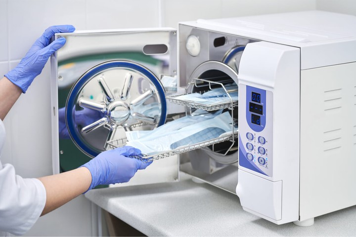 بحث عن مميزات التعقيم بجهاز الايوتوكليف (Autoclave)