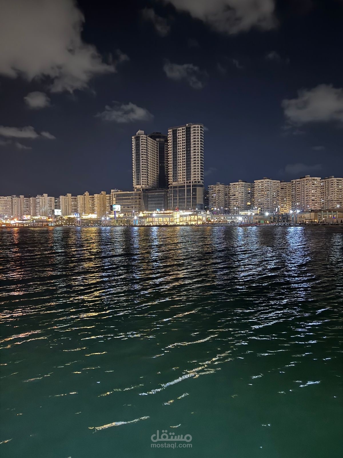 تصوير ليلي لمشهد البحر في مدينة الإسكندرية