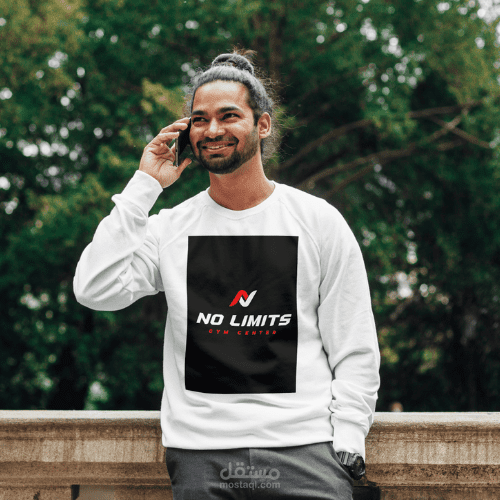 تصميم شعار "NO LIMITS GYM CENTER" يعكس القوة والطموح بلا حدود في عالم اللياقة البدنية.