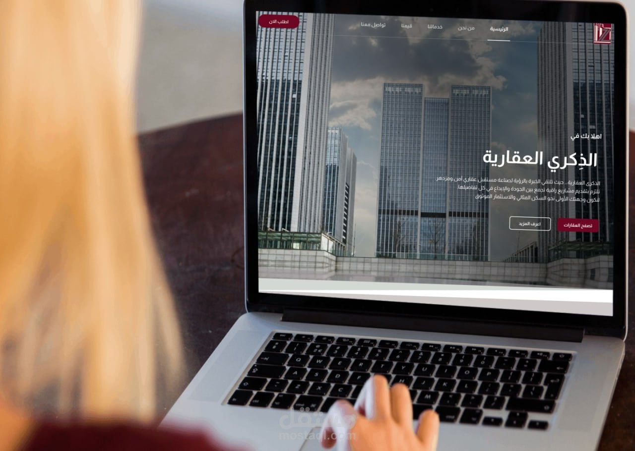 تصميم واجهة الصفحة الرئيسية الكاملة لموقع شركة مقاولات وعقارات احترافي