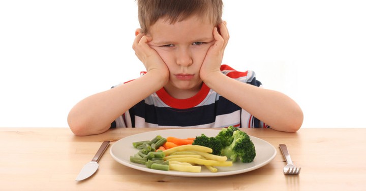 10 حيل لتُقنعي طفلكِ بتناول الطعام