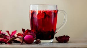 ترجمة مقال "These Hibiscus Tea Health Benefits May Have You Trading in Your Daily Chai""