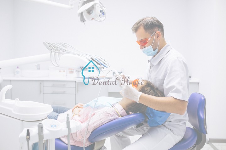 لوجو عياده اسنان  dental house clinic