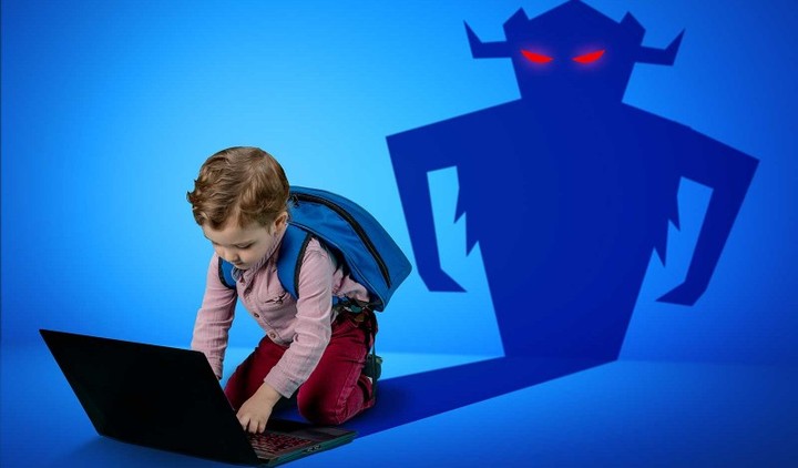هل أطفالنا آمنون على الانترنت؟ وكيف نحميهم من مخاطرها؟