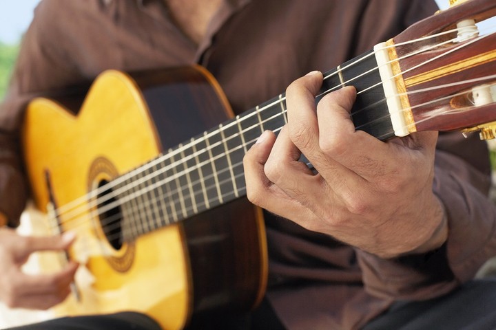 تدريس العزف على الجيتار عبر خدمة Skype