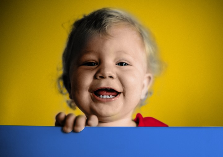 ترجمة مقال طبي من الإنكليزية إلى العربية عن "بزوغ الأسنان اللبنية لدى الأطفال".